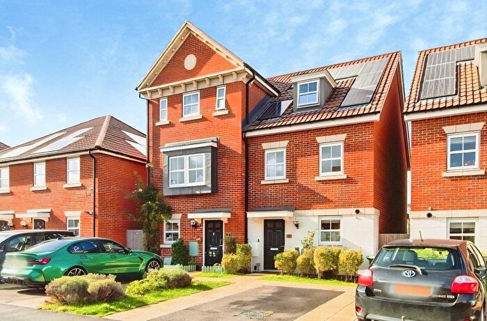 3 Bedroom Semi-Detached House For Sale In Slade Green Road, Erith, DA8