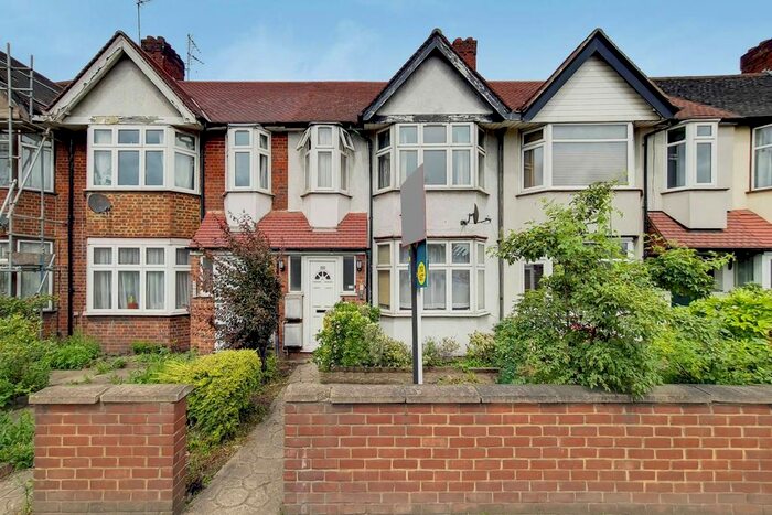 3 Bedroom Flat To Rent In Western Avenue, Ealing, London, W3