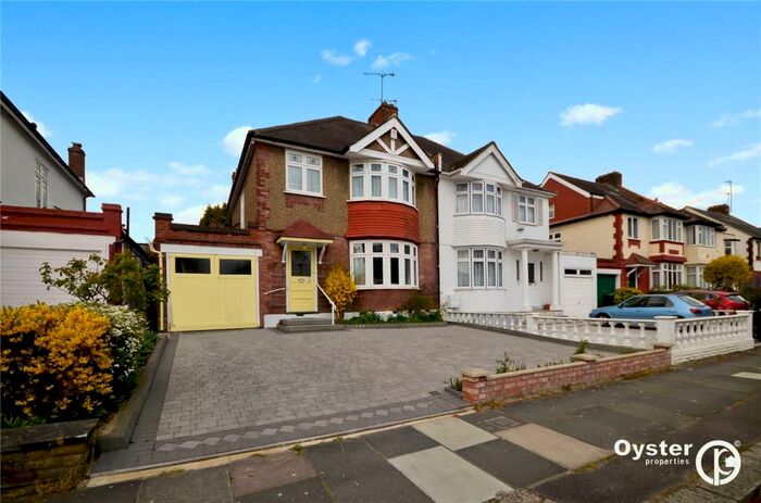 3 Bedroom End Of Terrace House To Rent In Ravenscraig Road, London, N11