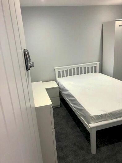 6 Bedroom Detached House To Rent In Fawcett Road, Southsea, Hampshire, PO4