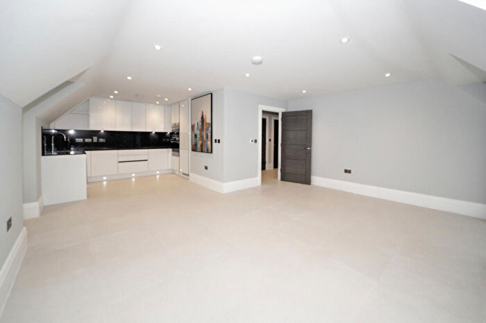 1 Bedroom Flat To Rent In Camlet Way, Hadley Wood, EN4