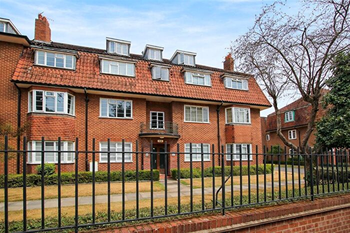 2 Bedroom Flat For Sale In West Street Lane, Carshalton Village, SM5