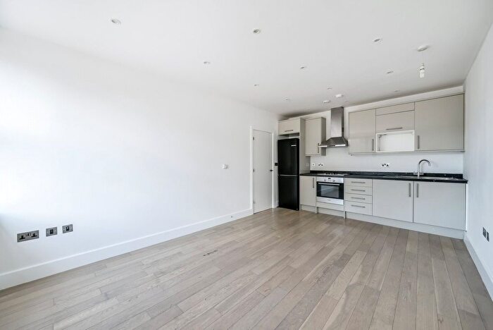2 Bedroom Flat To Rent In Sundial Court, Barnsbury Lane, Tolworth, KT5