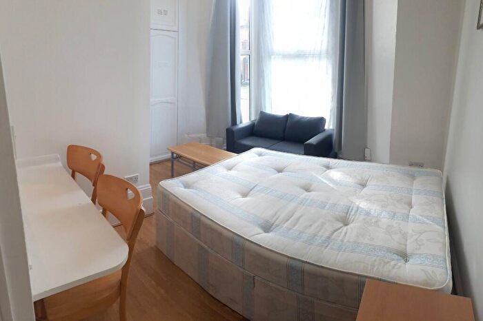 Studio To Rent In Sunny Gardens Road, London, NW4