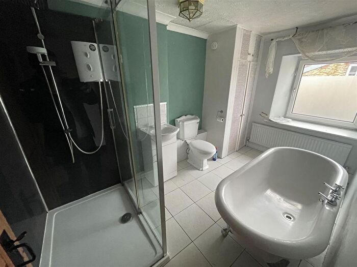 2 Bedroom Cottage For Sale In Lyme Road, Crewkerne, TA18