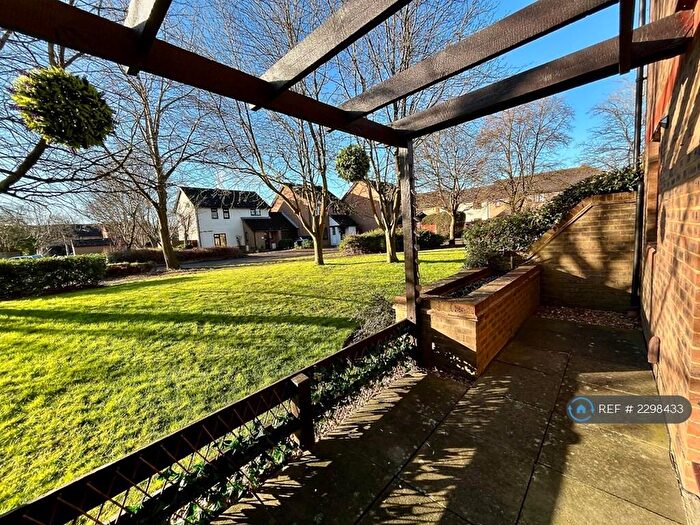 2 Bedroom Flat To Rent In Oakside Court, Horley, RH6