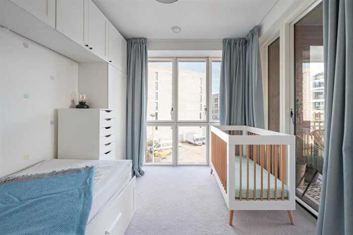 2 Bedroom Flat For Sale In Wansbeck Road, Hackney, E3