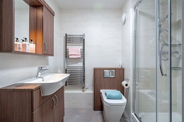 1 Bedroom Flat For Sale In Leatherhead Road, Ashtead, Surrey, KT21