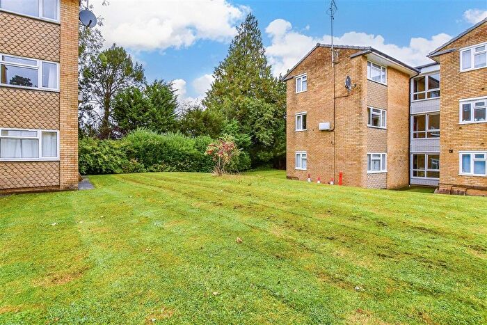 1 Bedroom Flat For Sale In Chenies Close, Tunbridge Wells, Kent, TN2