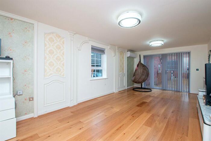 5 Bedroom Detached House To Rent In Juno Lane, Fairfields, MK11