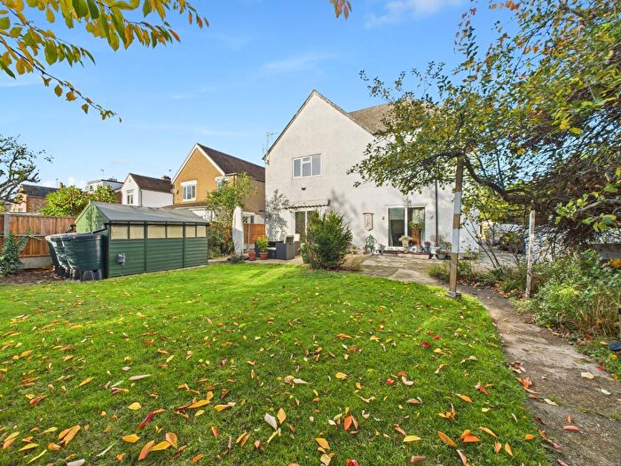 1 Bedroom Flat For Sale In Elmhurst Road, Langley, Berkshire, SL3