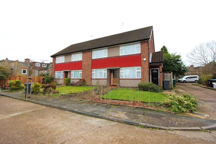 2 Bedroom Maisonette To Rent In Porch Way, London, N20