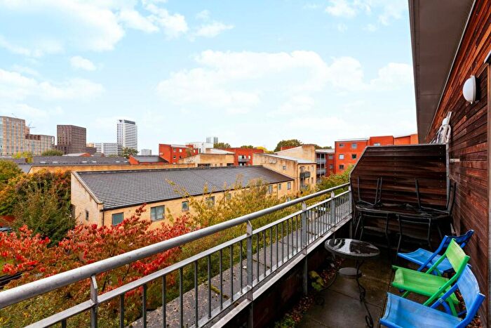 3 Bedroom Maisonette To Rent In Bemerton Street, King's Cross, London, N1