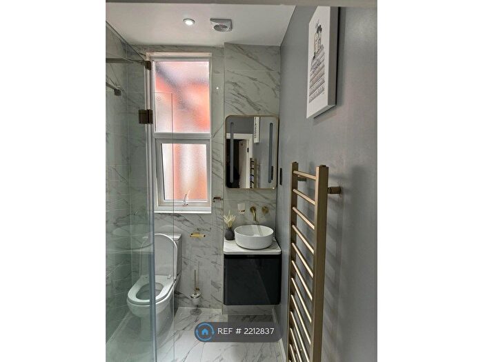 3 Bedroom Flat To Rent In Leigham Court Road, London, SW16