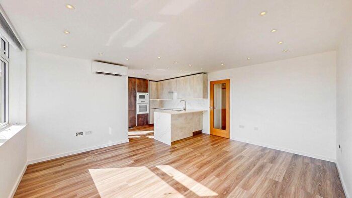 3 Bedroom Flat To Rent In The Oaks, London, NW6
