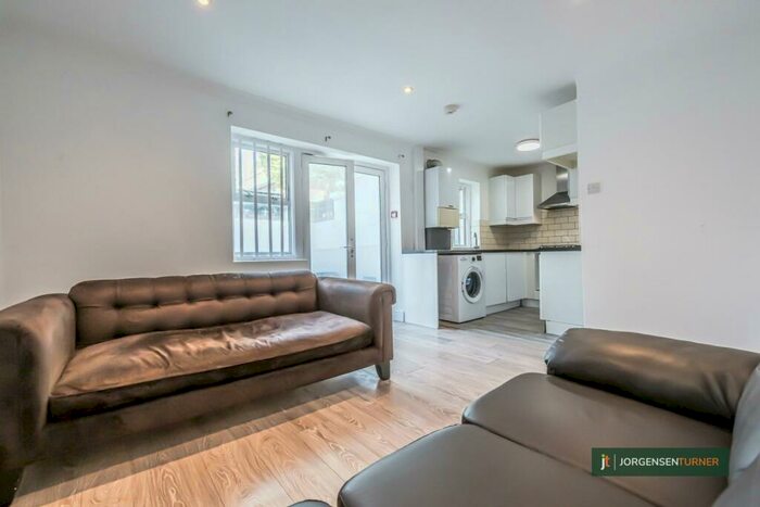 4 Bedroom Flat To Rent In Brondesbury Road, Queens Park, NW6