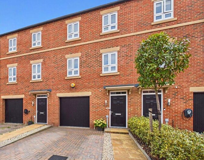 3 Bedroom Terraced House For Sale In Fairstone, Newbury, Berkshire, RG14