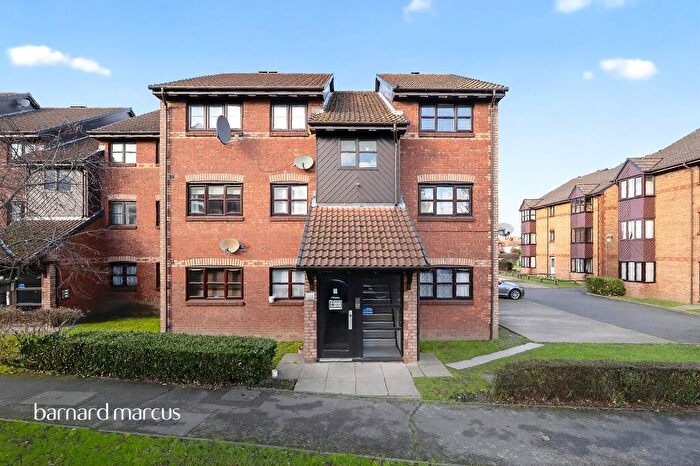 1 Bedroom Flat For Sale In Lowry Crescent, Mitcham, CR4