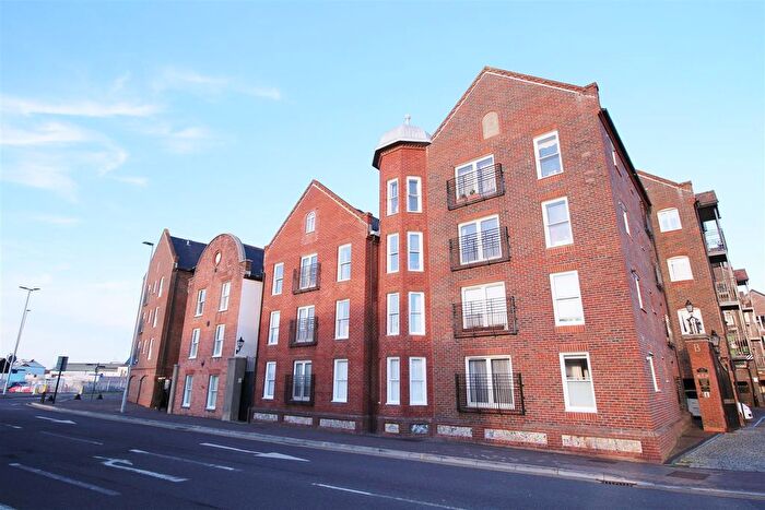 2 Bedroom Flat To Rent In Barbers Wharf, Poole, BH15