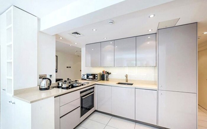 3 Bedroom Flat To Rent In Piccadilly, Mayfair, London, W1J
