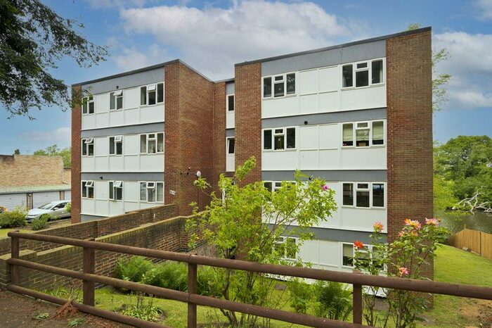 2 Bedroom Flat To Rent In Berkeley Court, Weybridge, KT13