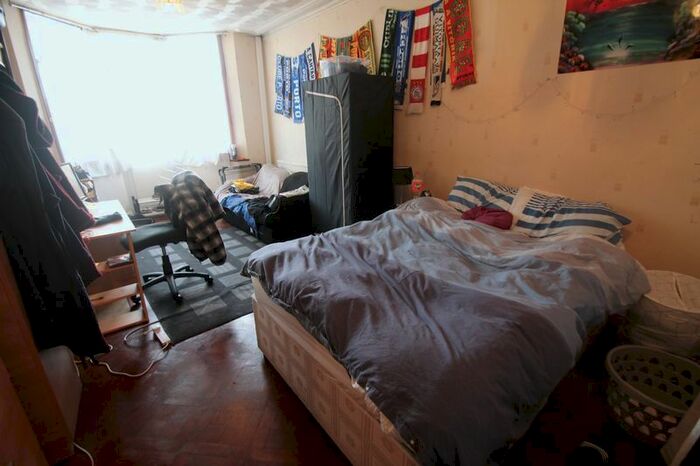 5 Bedroom Semi-Detached House To Rent In The Greenway, Uxbridge, UB8