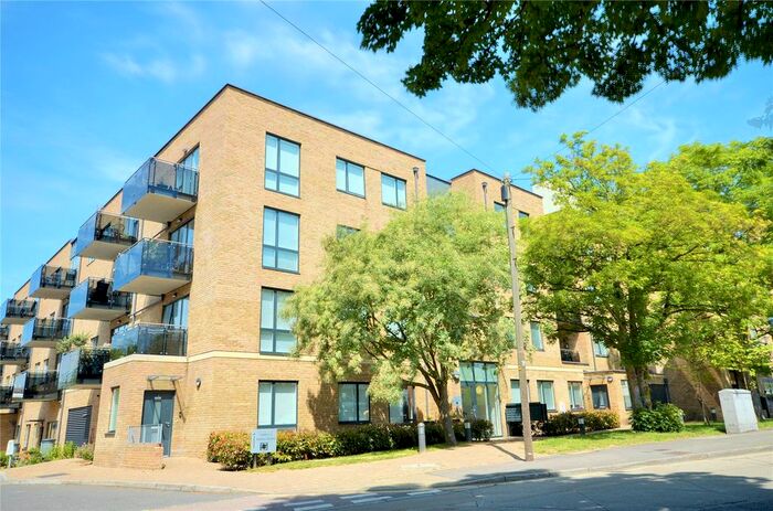 2 Bedroom Flat To Rent In Russells Crescent, Horley, Surrey RH6