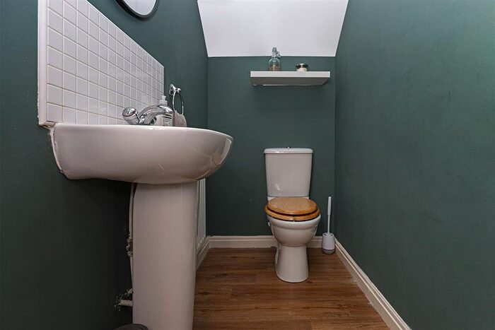 4 Bedroom Town House To Rent In Birchwood Close, Lindley, Huddersfield, HD3