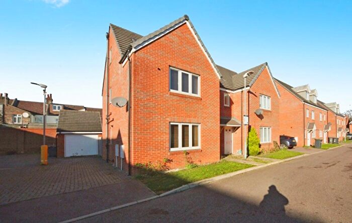 4 Bedroom Semi Detached House For Sale In Guardian Way, Luton, LU1