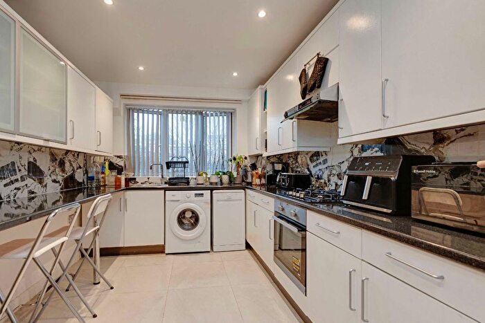 3 Bedroom Flat To Rent In Swain Street, London, NW8