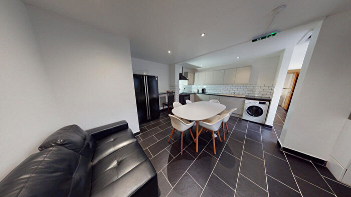 5 Bedroom Semi-Detached House To Rent In Charter Avenue, CV4