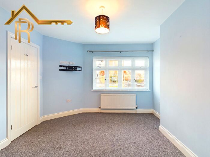 3 Bedroom Bungalow For Sale In Thorndon Avenue, West Horndon, CM13