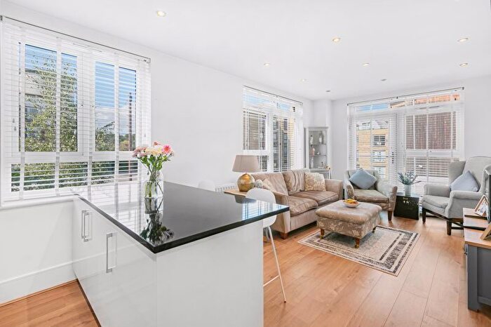 2 Bedroom Flat For Sale In Mead Lane, Hertford, SG13