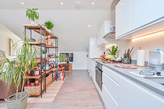 3 Bedroom Flat For Sale In Manor Vale, Brentford, Brentford, TW8