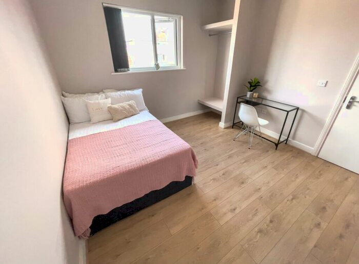 6 Bedroom Terraced House To Rent In Esher Road, L6