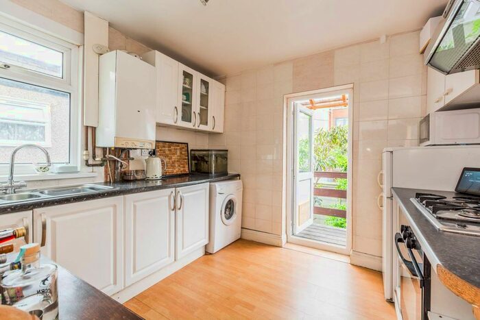 2 Bedroom Flat For Sale In Cheshunt Road, Forest Gate, London, E7