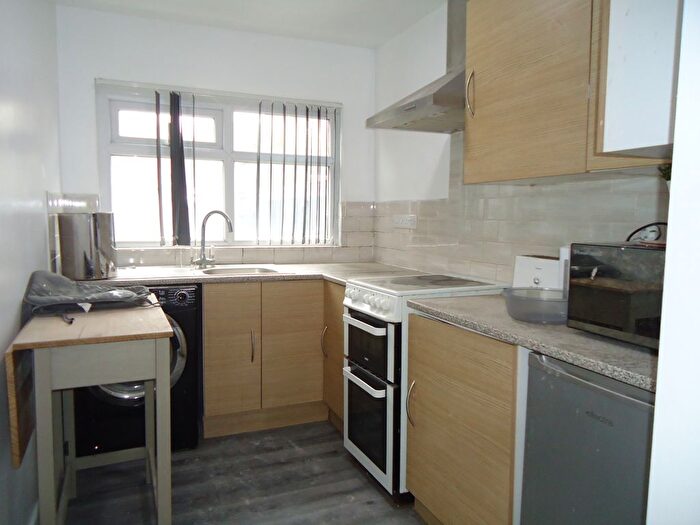 1 Bedroom Flat To Rent In Dewsbury Road, Beeston, Leeds, LS11