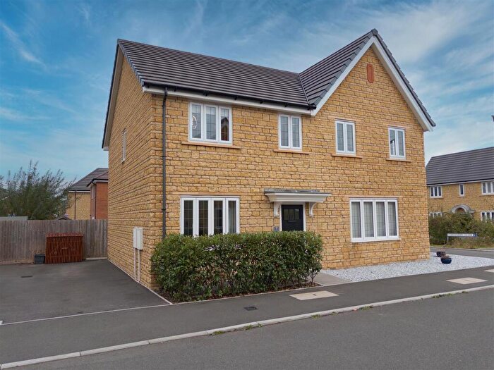 3 Bedroom Semi Detached House For Sale In Bay Gardens, Melksham, SN12