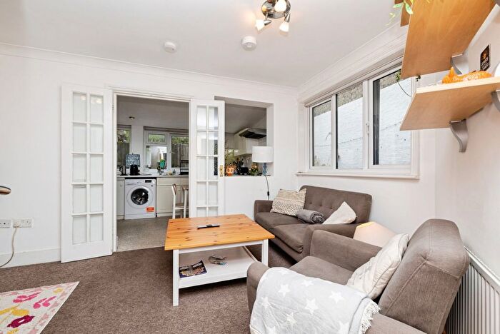 3 Bedroom Flat To Rent In Kennington Lane, London, SE11