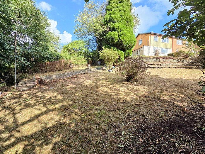 3 Bedroom Semi-Detached House For Sale In Hawthorne Avenue, Hengoed, CF82