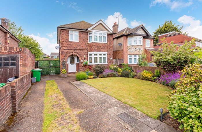 3 Bedroom Detached House For Sale In Meadowbrook Close, Colnbrook, SL3