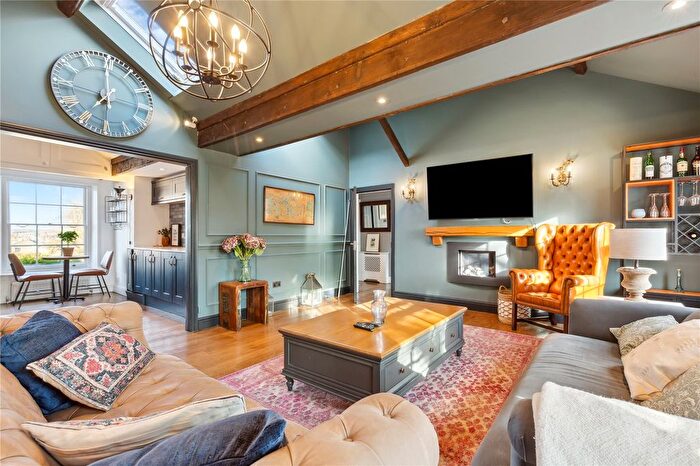 2 Bedroom Flat To Rent In Holland Park Avenue, London, W11