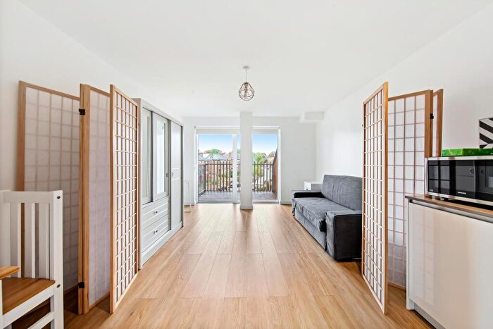 Apartment To Rent In Cargreen Road, London, SE25