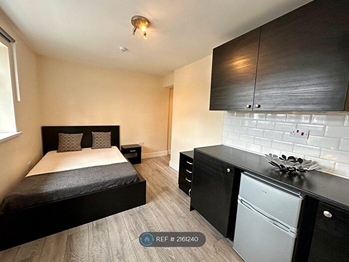 Studio To Rent In Bideford Avenue, Perivale, UB6