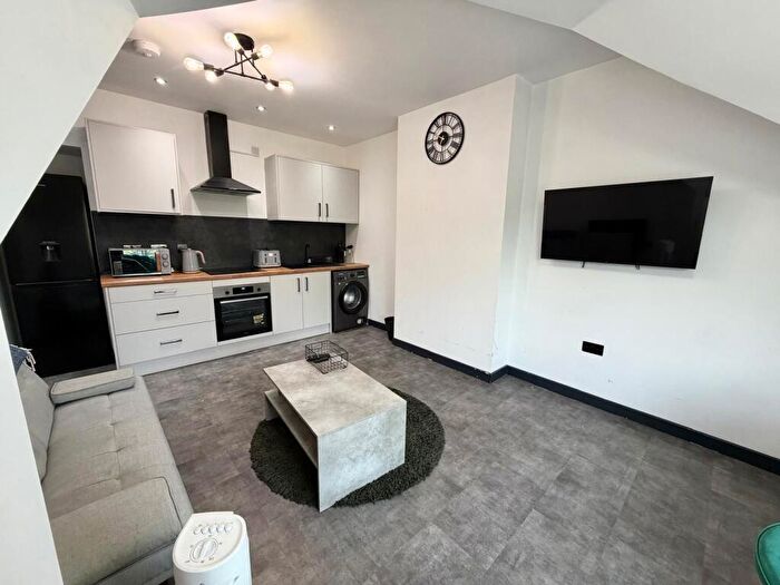 2 Bedroom Flat To Rent In Chester Road, Old Trafford, M16