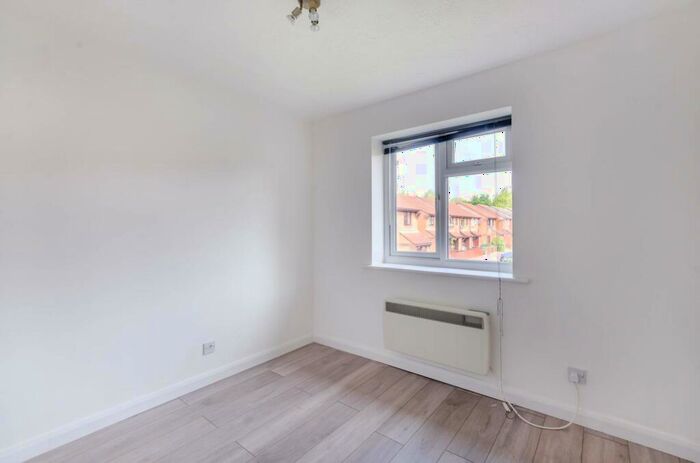 1 Bedroom Flat To Rent In Oakmead Place, Colliers Wood, Mitcham, CR4