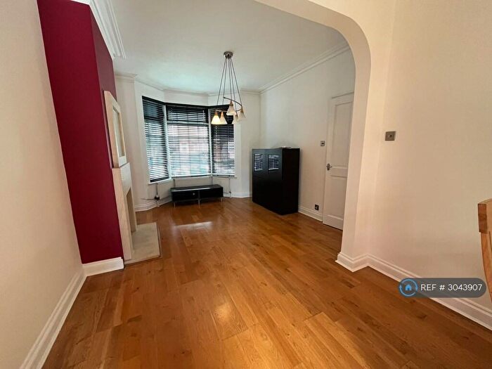 4 Bedroom Terraced House To Rent In Victoria Road, Barnet, EN4