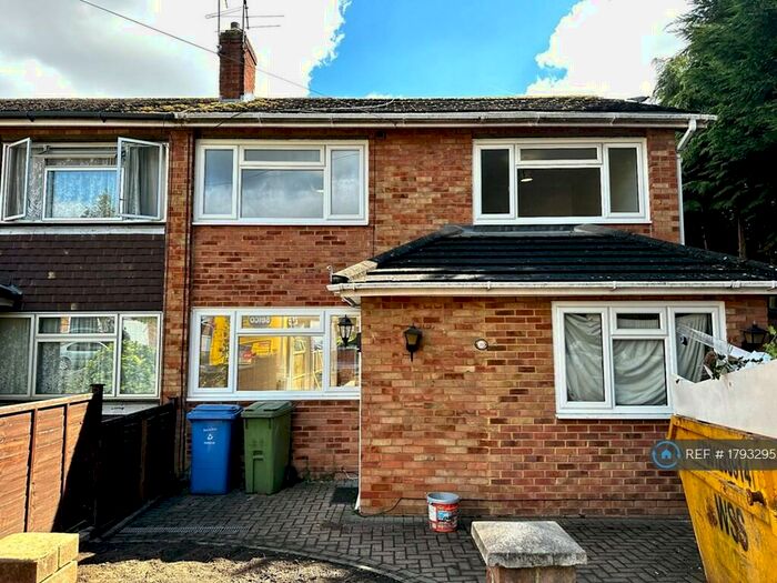4 Bedroom Semi-Detached House To Rent In Barton Close, Aldershot, GU11