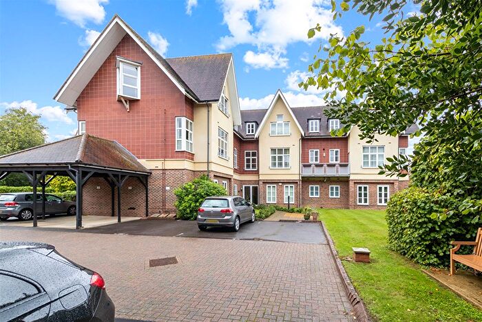 3 Bedroom Flat To Rent In Fitzhammon House, Petersfield, GU31