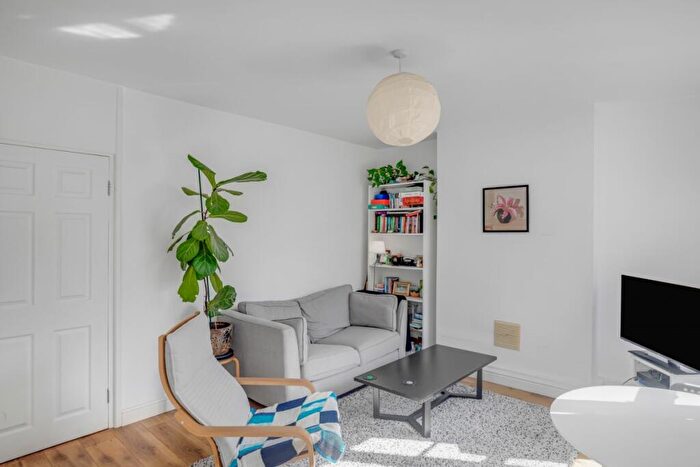 2 Bedroom Flat To Rent In Upper Street, Islington, London, N1
